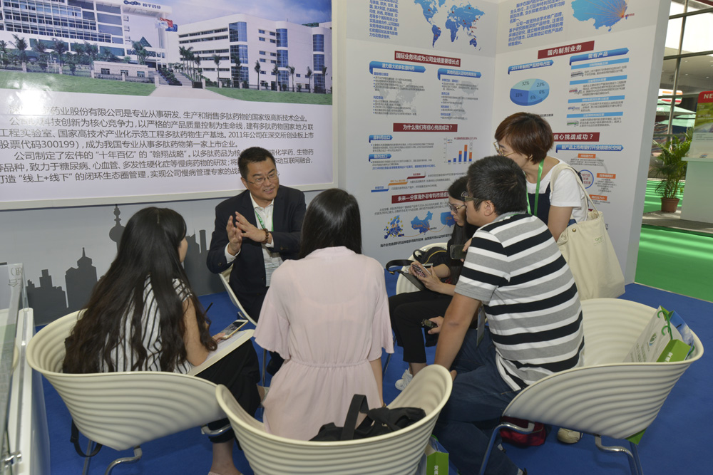 袁總接受多家媒體采訪