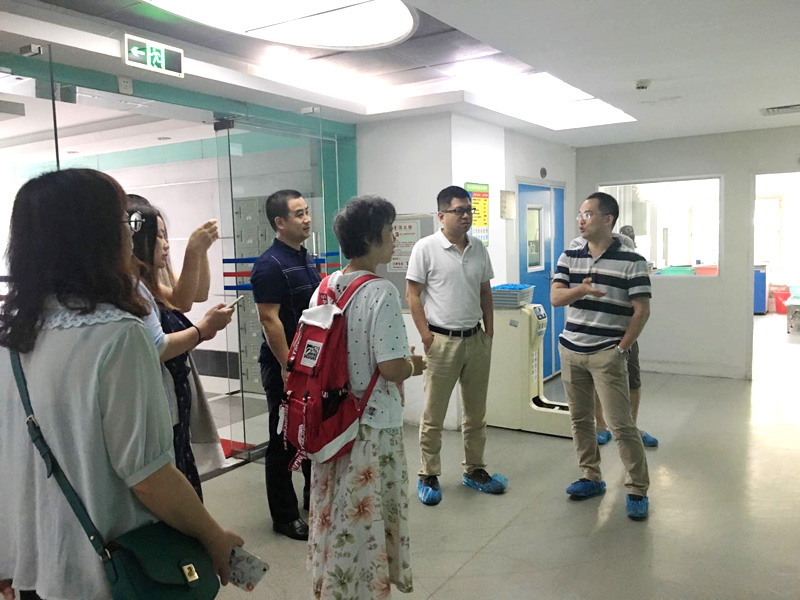 總裁助理劉建與研發一部宓鵬程陪同審查團參觀