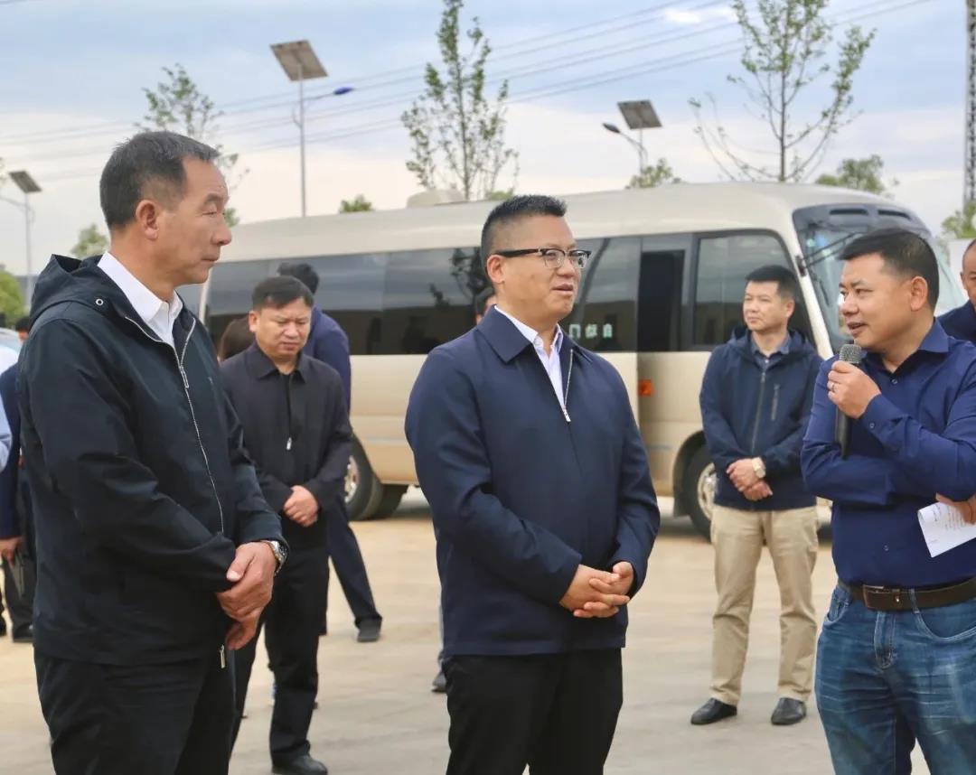 陳真永一行聽取翰宇生物科技公司工業(yè)大麻生產(chǎn)基地項(xiàng)目負(fù)責(zé)人介紹情況