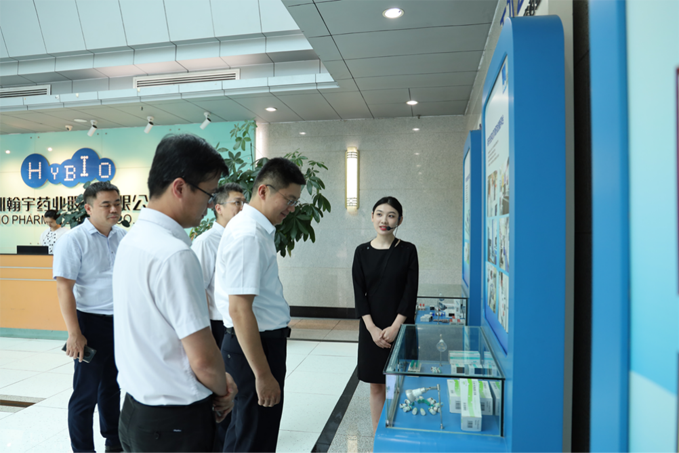 龍華區工信局黨組書記馬冰一行走訪翰宇藥業參觀調研124